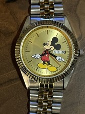 DISNEY MICKEY MOUSE WATCH TWO TONE. DAY IS IN SPANISH AND ENGLISH.