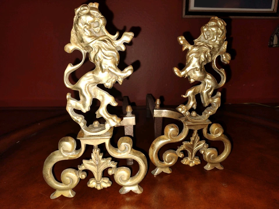 Antiguo juego de fuego victoriano de hierro fundido de hierro fundido Andirons chimenea de leones ingleses de latón fundido Foto 2 de 4