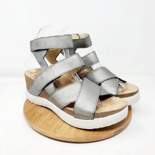 Sandalias de cuña Fly London para mujer 39 zapatos con plataforma de cuero plateado con tiras de cuña - Imagen 2 de 12