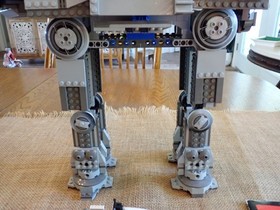 LEGO Star Wars: AT-AT (4483)  Minifigs and Manual