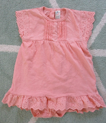 TOPOMINI; lachsfarbenes Body-Kleid mit Spitze und Borte in Größe 86/92