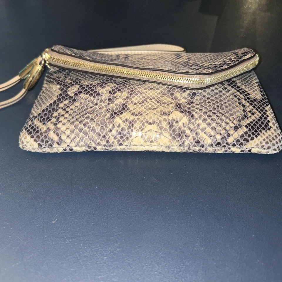 "Bolso de muñeca sin asas asimétrico HENRI BENDEL piel de serpiente cuero en relieve 7,75"" L" Foto 4 de 4