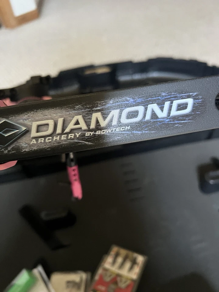 Bowtech Diamond Infinite Edge Compound Bow 25lbs With Accessories And Target - Image 4 of 4