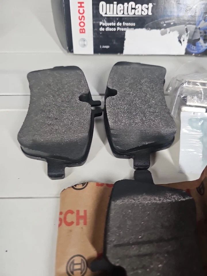 Juego de pastillas de freno de disco Bosch QuietCast Premium BP872 para Mercedes-Benz C200 selecto... Foto 4 de 4
