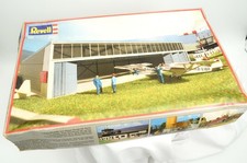 Revell Bausatz H0 | 2081 Flugzeughangar mit 2...