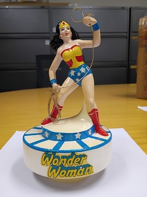 1978 Wonder Woman DC Comics Ceramic Music Box, Excellent, Bright Colors Works!!!