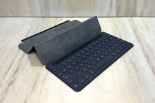 Apple A1772 Portable Smart QWERTY Keyboard Folio For 9.7  Apple IPad Pro Gray