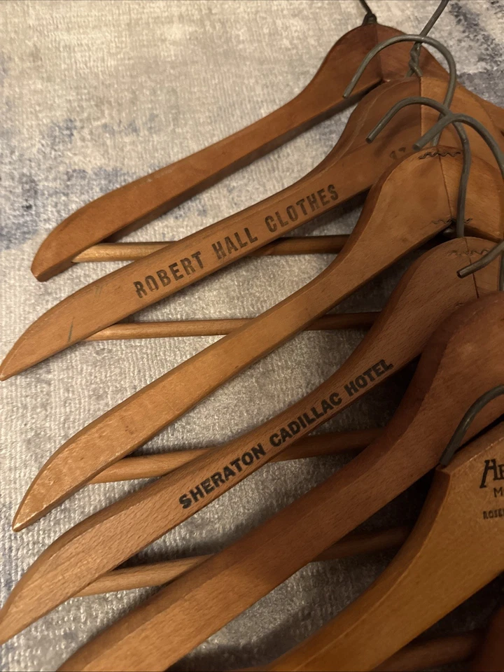 Lote 10 cabides de madeira vintage 5 com publicidade - Tomes Square NYC, Detroit, NJ - Imagem 2 de 4