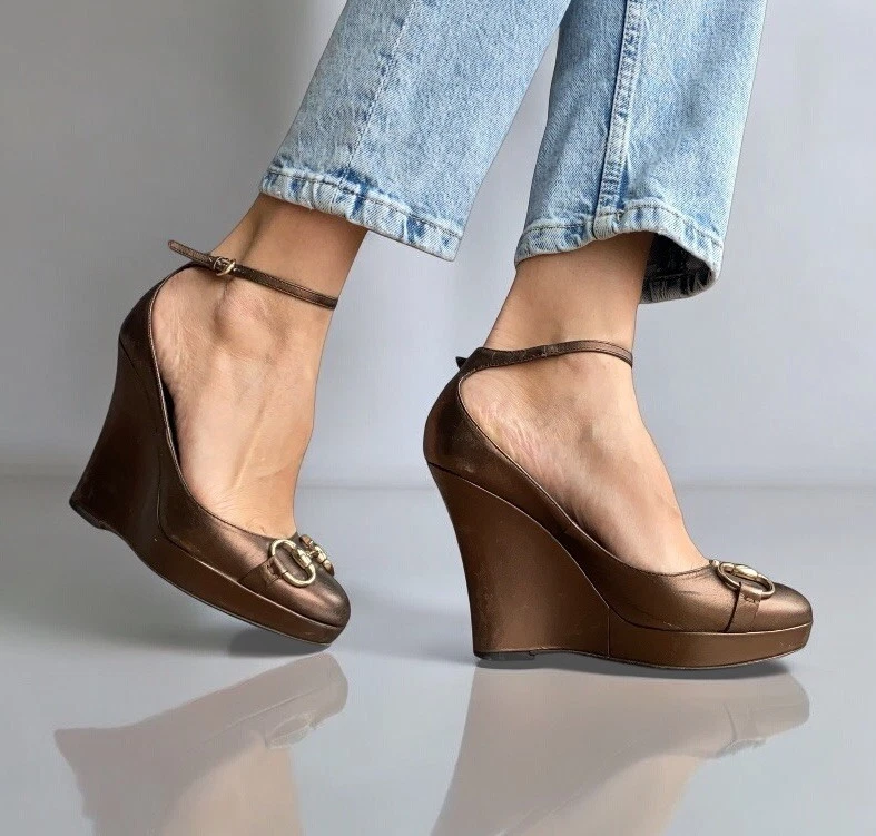 Escarpins à talons compensés GUCCI cuir bronze métallisé mors de cheval bride cheville, taille 36,5