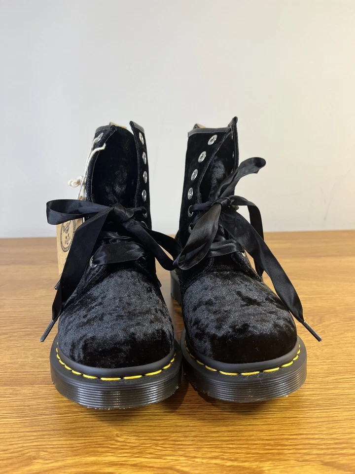 Черные веганские ботинки Dr. Martens из искусственного бархата на шнуровке с дополнительными шнурками для обуви размер 7 - Изображение 2 из 4