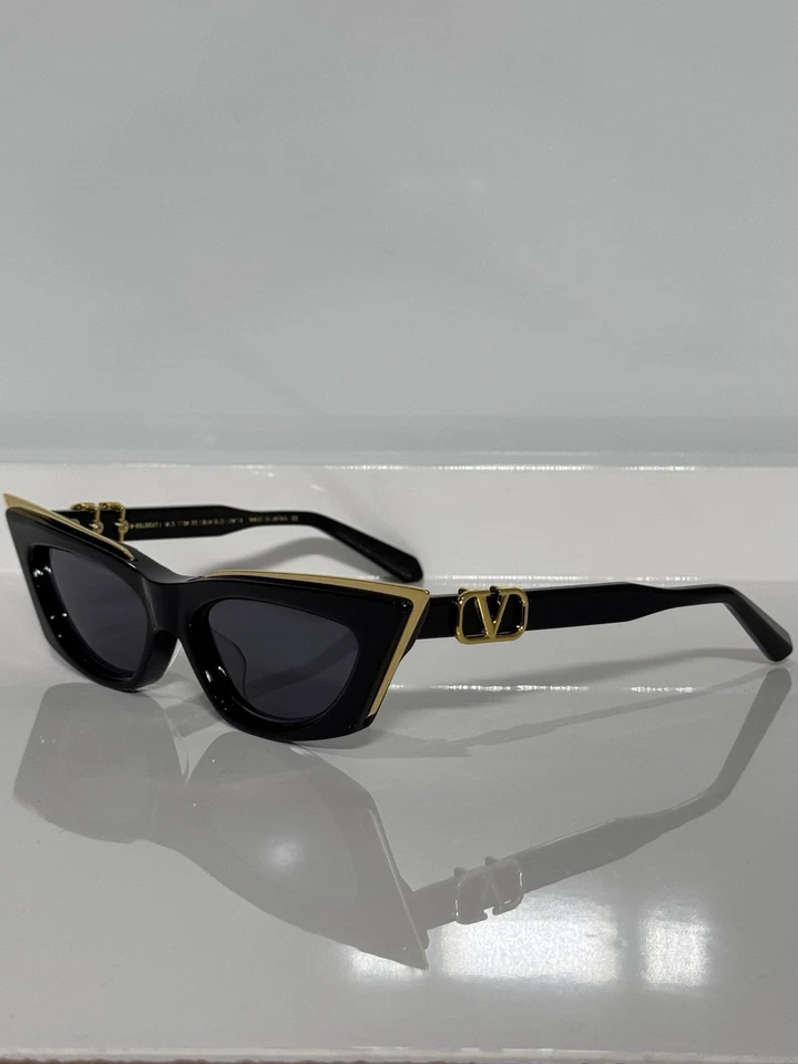 Gafas de sol Valentino V-Gildcut VLS-113A-55 negras con doradas estrechas ojo de gato para mujer” Foto 2 de 4