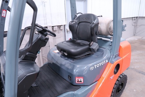 Toyota Forklift, 8FGU25, 5,000# Pneumatic, Dual Fuel; LP or Gas, Triple, S/S - Picture 9 of 12