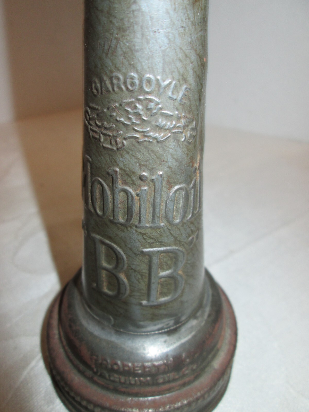 VINTAGE MOBILOIL GARGOYLE " BB" MOTOR OIL BOTTLE LID SPOUT VACUUM OIL