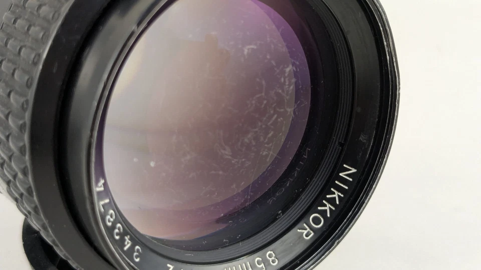 Objectif Nikon Nikkor 2/85mm Ai-s # micro-rayures sur lentille avant # - Photo 3/4