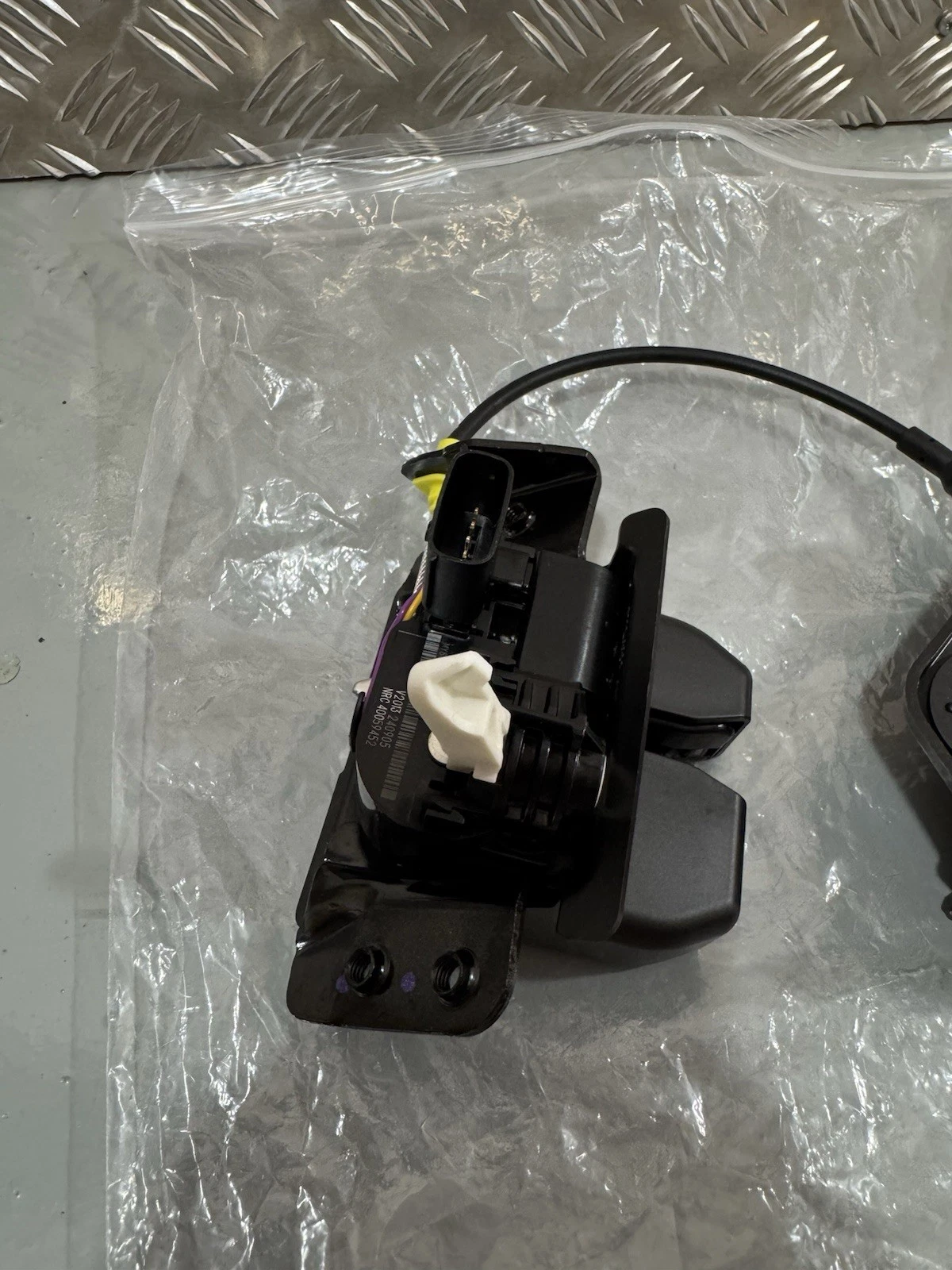 Aston Martin DBX 2020+ AM8 Tailgate Boot Power Lock MY83-F442A66-AA Brand New 7