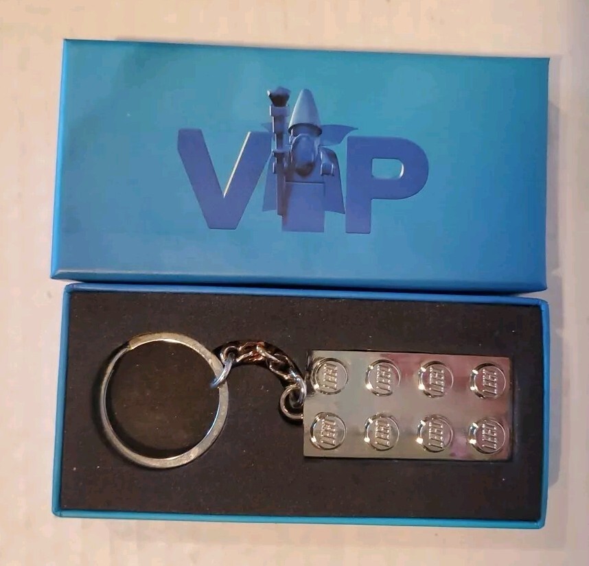 LEGO 5006330 VIP Exclusive Chrome Silver Metal Brick 2x4 Keychain