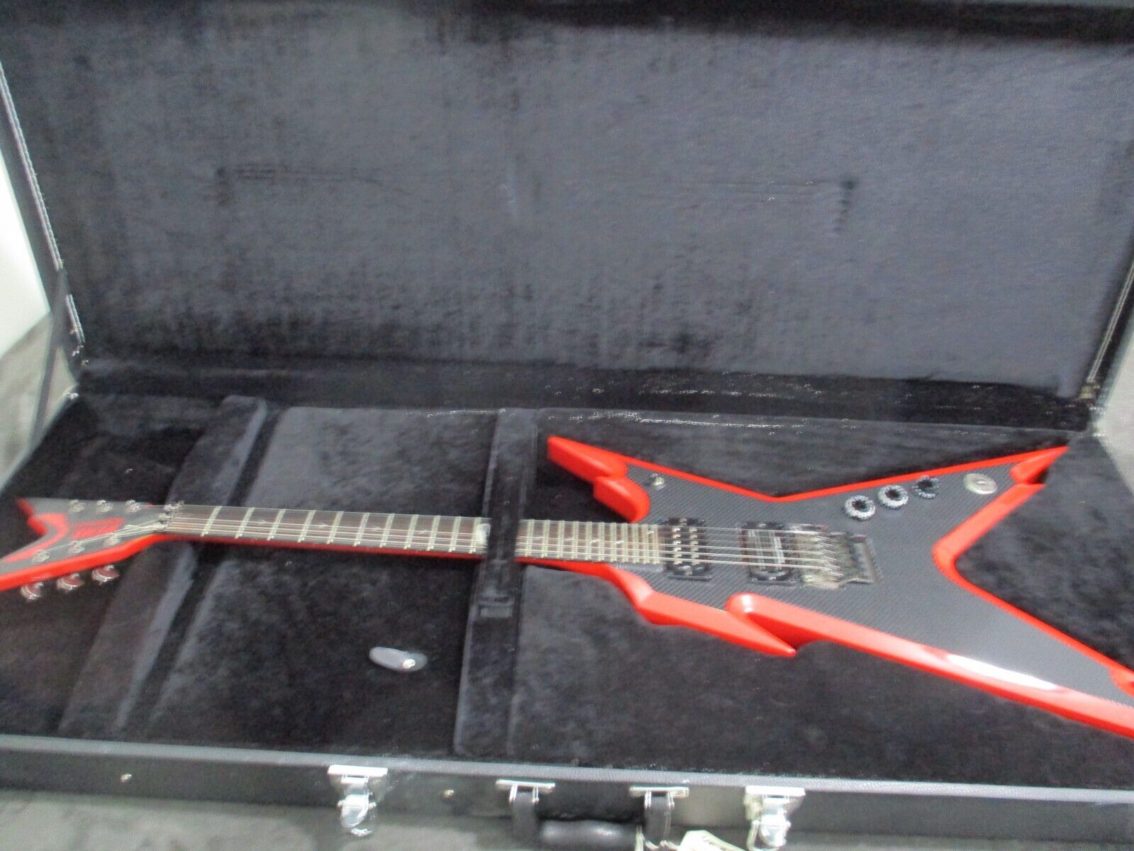 Dean RZR Razorback guitar red with black vinyl front