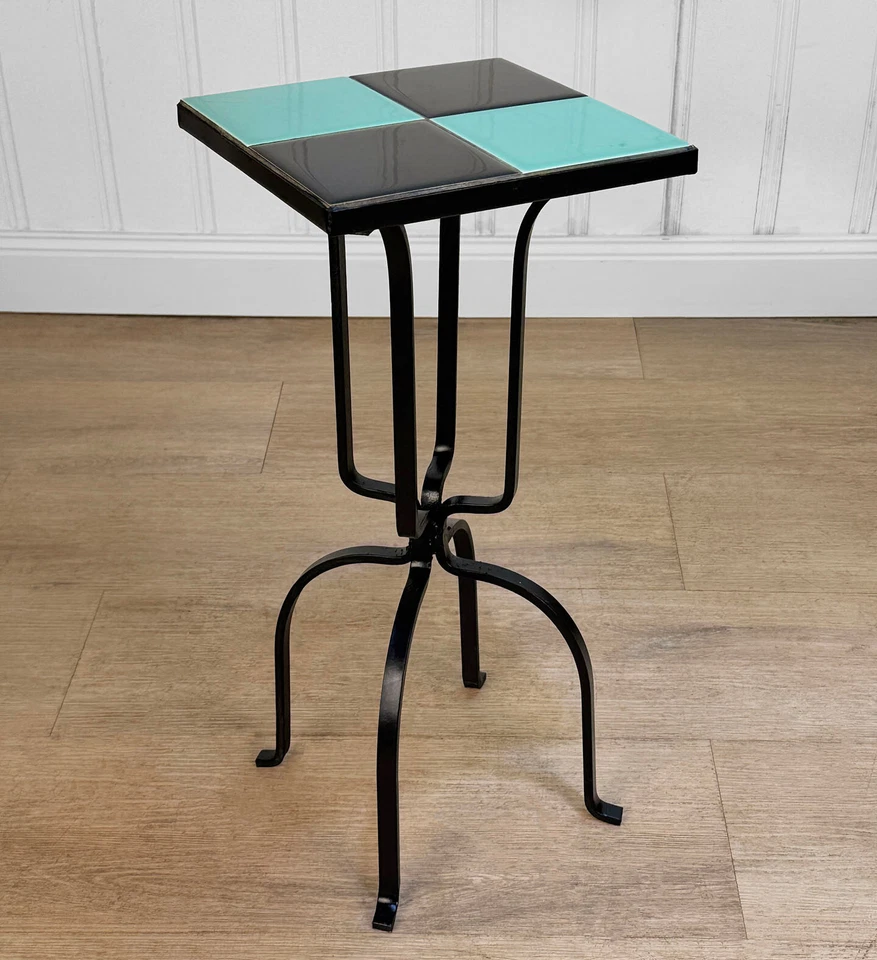 Mesa de pie vintage de hierro forjado negro y turquesa de azulejos de California Foto 4 de 4