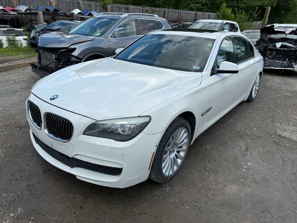 2009-2012 BMW 750i Left Driver Side Rocker Moulding White — 第 3/4 张图片