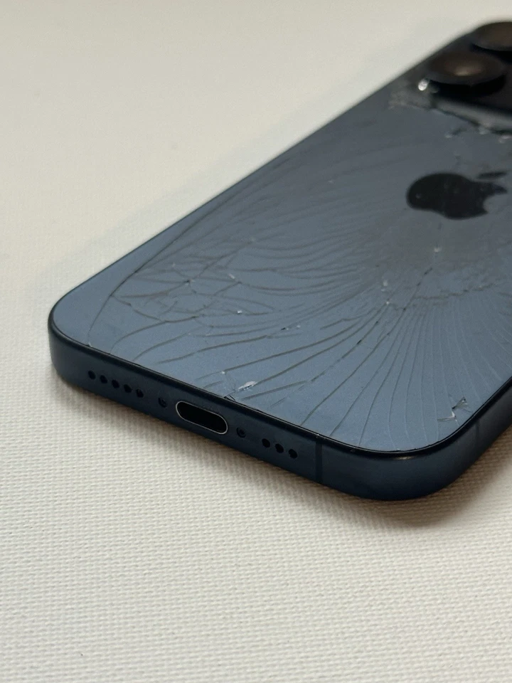 Apple iPhone 15 Pro 256GB Unlocked - Good Screen - Cracked back - Broken - READ - Image 4 of 4