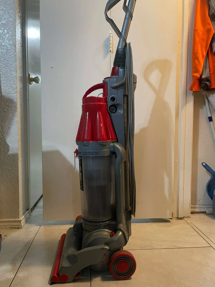 Aspiradora vertical Dyson DC07 “Target Red” - Potente succión - Usada - Excelente funcionamiento Foto 2 de 4