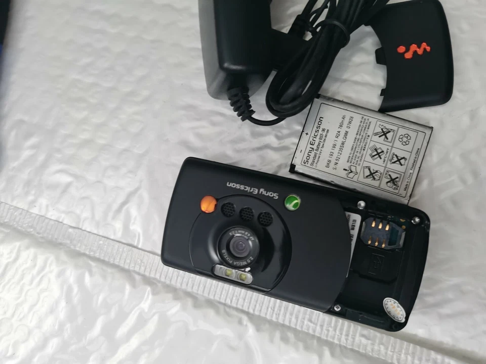 Sony Ericcson Walkman W810i - Satin black Unlocked Cellular Phone - Image 4 of 4