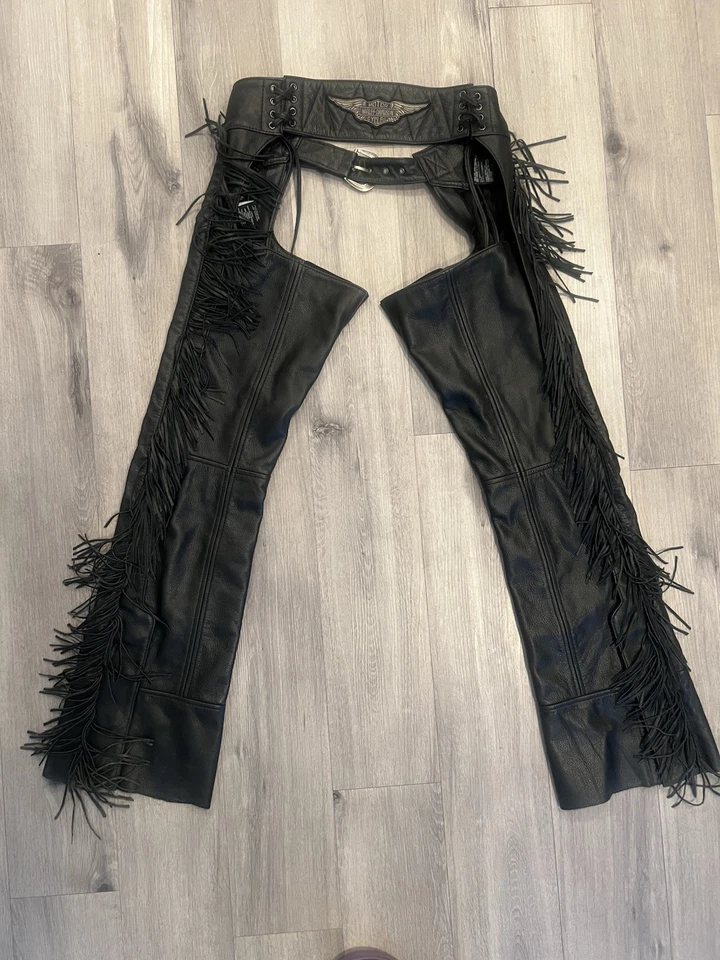 Harley-Davidson® Mujer Boone Flecos Cuero Chaps Negro Foto 3 de 4
