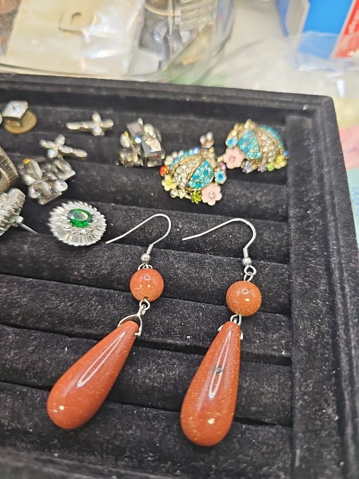 Pendientes perforados colgantes alambre francés tono plata piedra dorada lágrima Foto 3 de 4