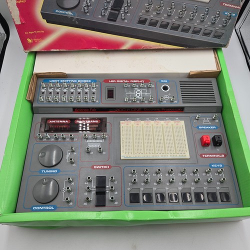 Science Fair Advanced Electronics Lab - 300 Projects Radio Shack 28-270 - Picture 2 of 9