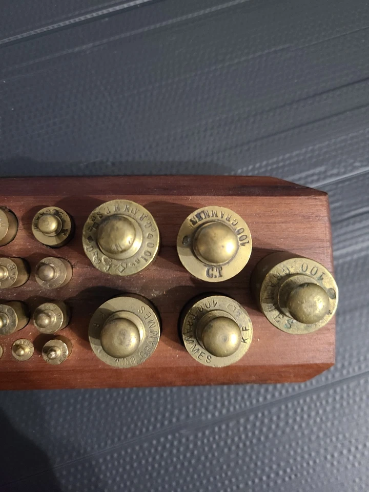 GROS LOT DE 40 ANCIENS POIDS LAITON BALANCE , TREBUCHET  1-2-5-10-20-100 grammes - Photo 3/4