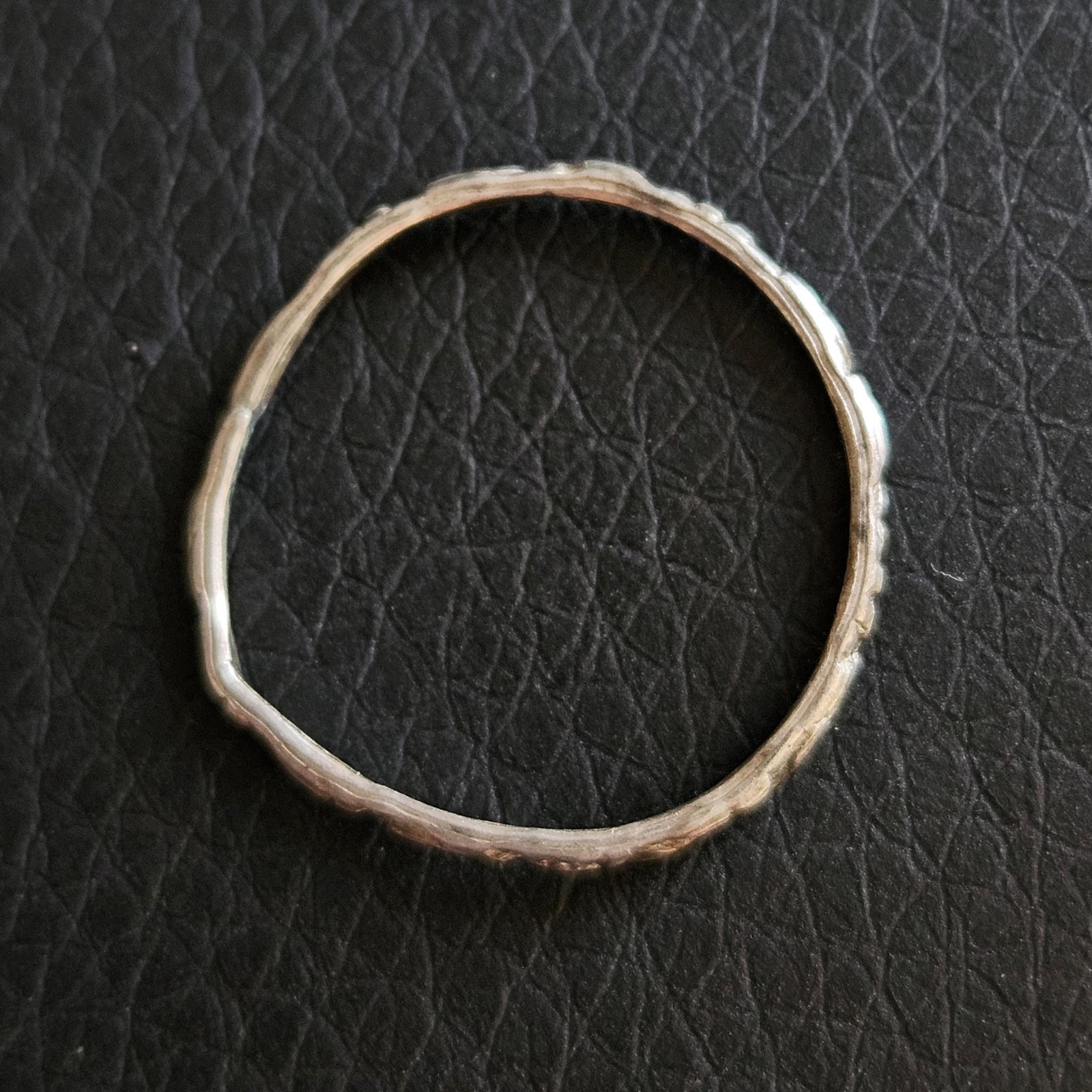 Bague fine argent massif gravée de motifs aléatoi… - image 3