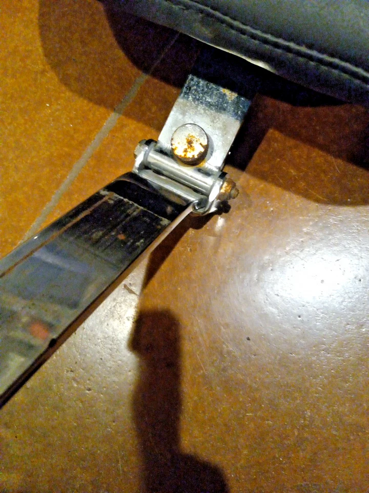 Kit de respaldo ajustable para conductor Mustang liso con tachuelas - negro con tachuelas Foto 4 de 4