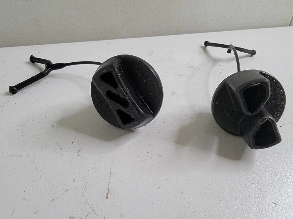 Poulan Pro 295 Chainsaw Gas Cap Oil Cap OEM Used Screw In Plastic Plugs Foto 3 de 4