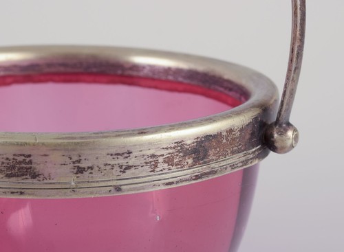 Bomboniera danese in vetro artistico viola, con coperchio in metallo argentato. - Foto 4 di 8
