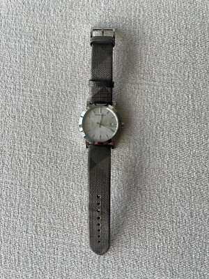 BURBERRY CALFSKIN GRAY/SILVER BAND SWISS WATCH BU1869  display picture 1