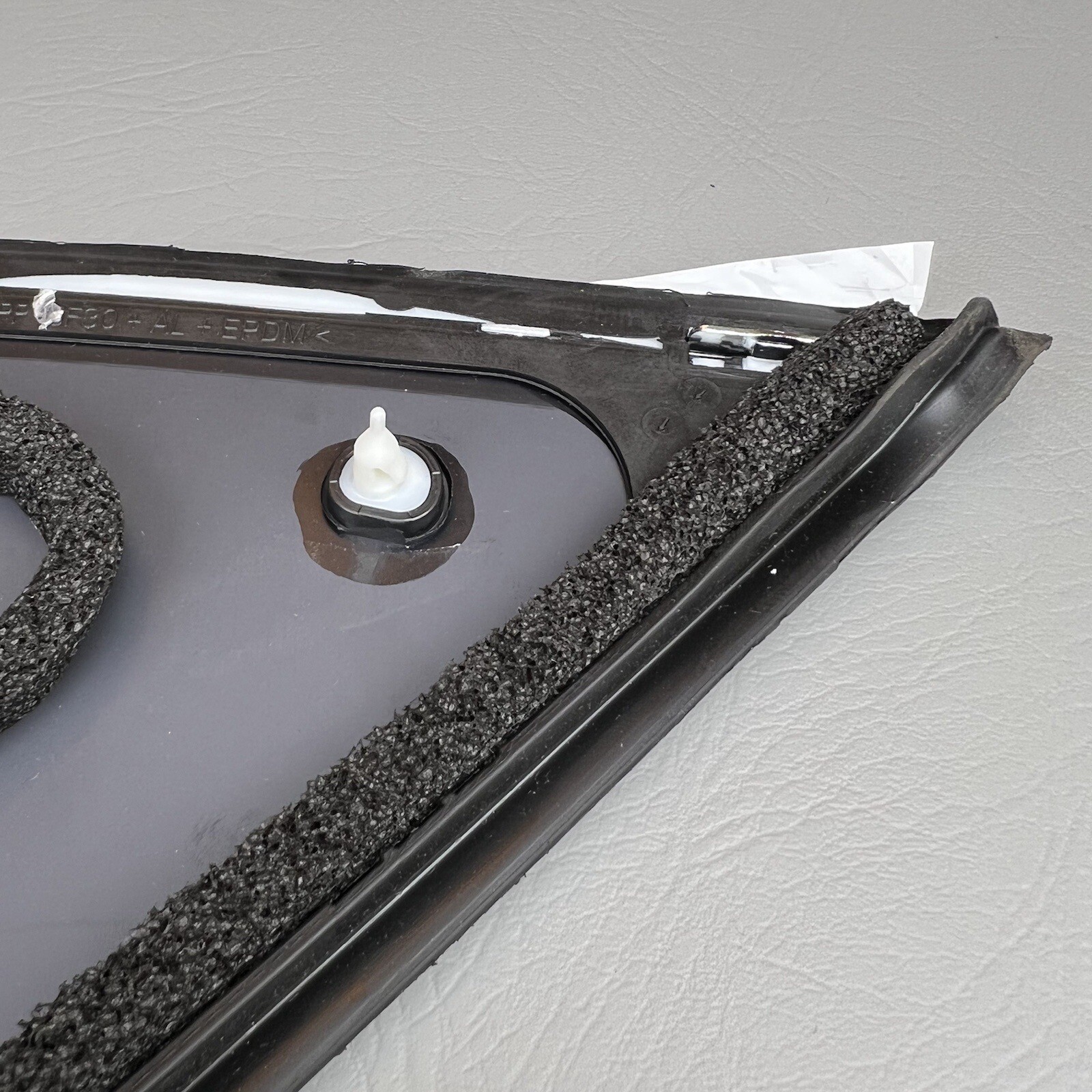 2016-23 BENTLEY BENTAYGA REAR LEFT GLASS QUARTER VENT WINDOW CORNER PANEL TRIM