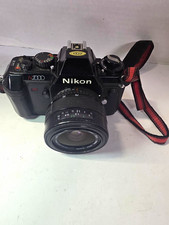 Nikon N2000 analoge Spiegelreflexkamera schwarz 35 mm Gehäuse mit Objektiv und Trageriemen ungetestet