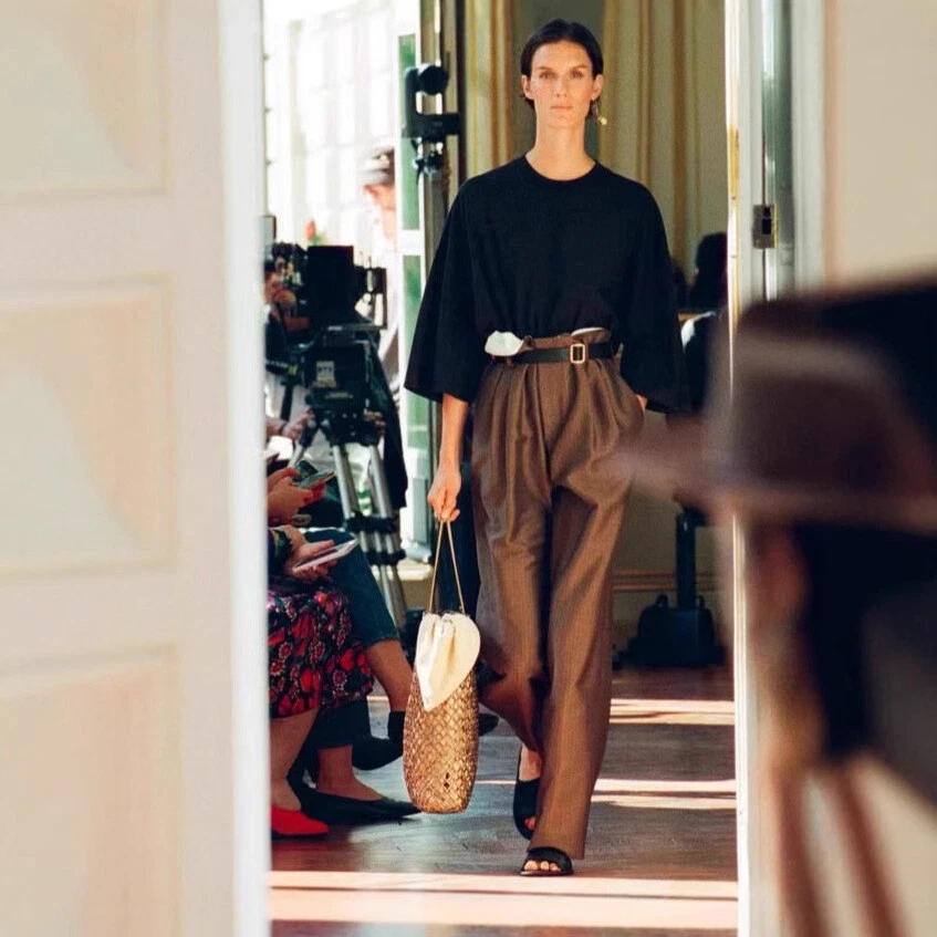 Pantalones para mujer THE ROW mezclados de lana cintura alta con cordones rectos informales de pierna ancha Foto 2 de 4