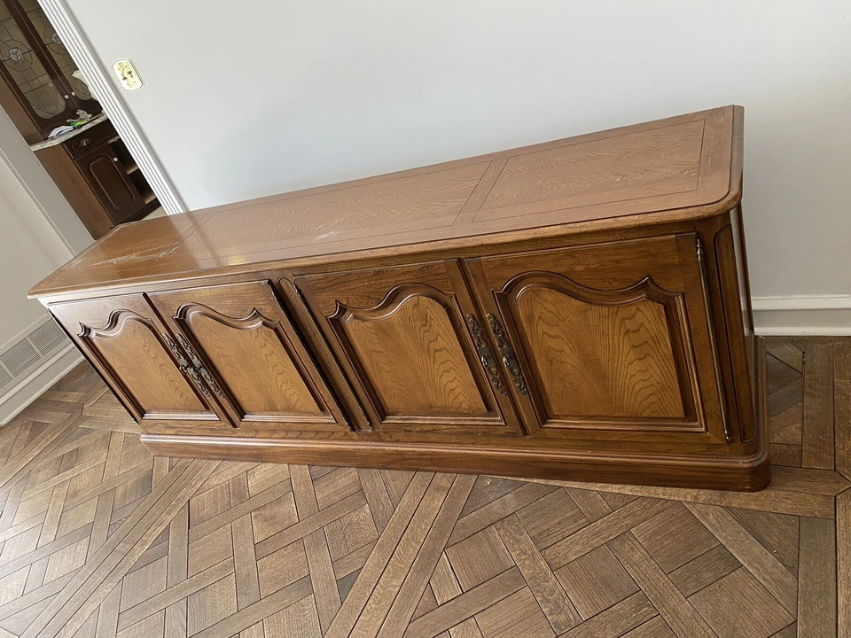 1500-501: Vitrina vintage de roble francés Baker Country Foto 2 de 4