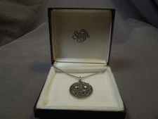 Vintage NIB Stieff Co. Sterling Silver Repousse Rose Medallion Pendant Chain
