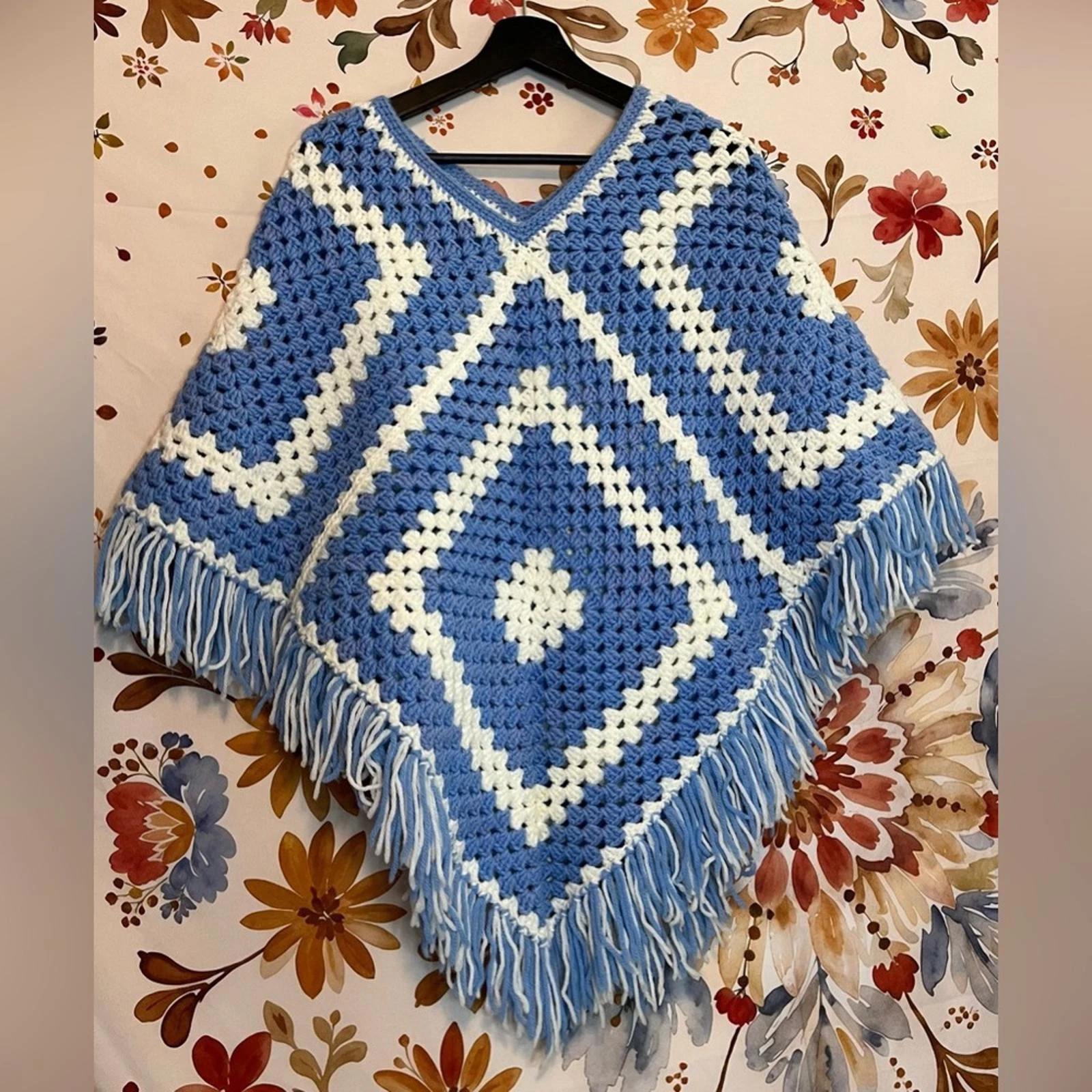 VTG Handmade 1970s Crochet Blue White V Neck Fall Winter O/S Afghan Poncho