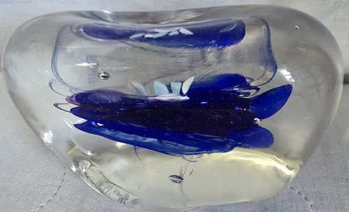 art glass paperweight clear w/ blue center & Pink Flower Oblong 5 Inches Signed - Picture 4 of 8