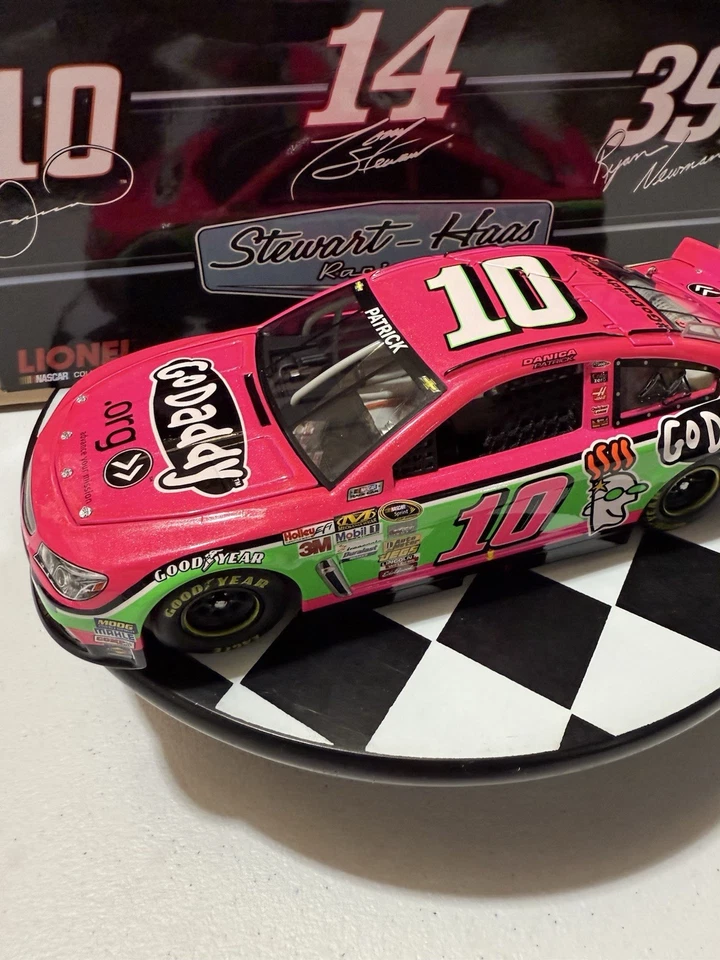 Danica Patrick #7 GoDaddy PINK 2013 1/24 Nascar Diecast - Image 4 of 4