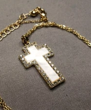 Vintage Necklace Beautiful White Cross Christian A44