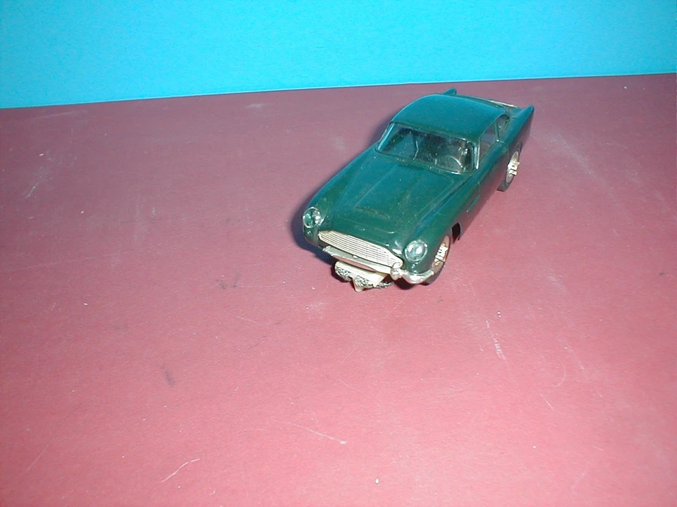 REVELL 1/32 VINTAGE VERDE OSCURO ASTON MARTIN PROBADO SLOT CAR TIENE PARACHOQUES ROTOS Foto 2 de 4