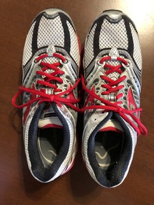 brooks pureflow tennis shoes