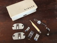 Vintage Singer Nähmaschinenkasten und Aufsätze