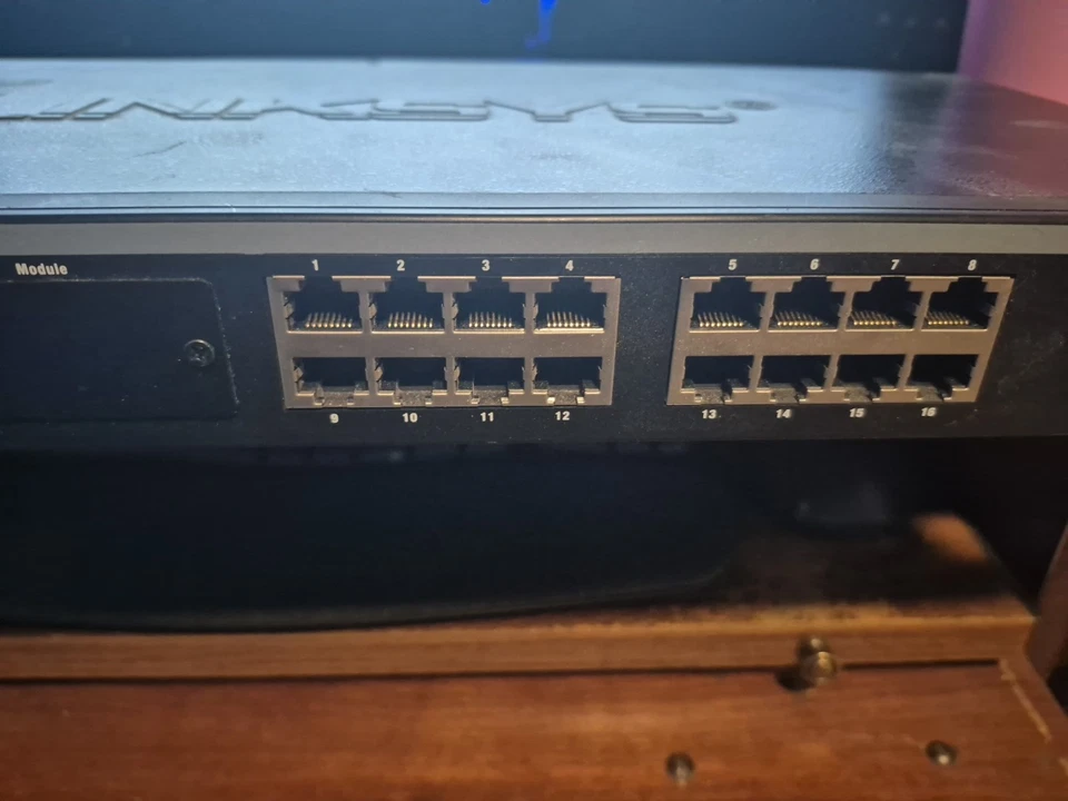 Linksys EF3116 Instant EtherFast Series 3116 16-Port 10/100 Ethernet Switch - Image 2 of 3