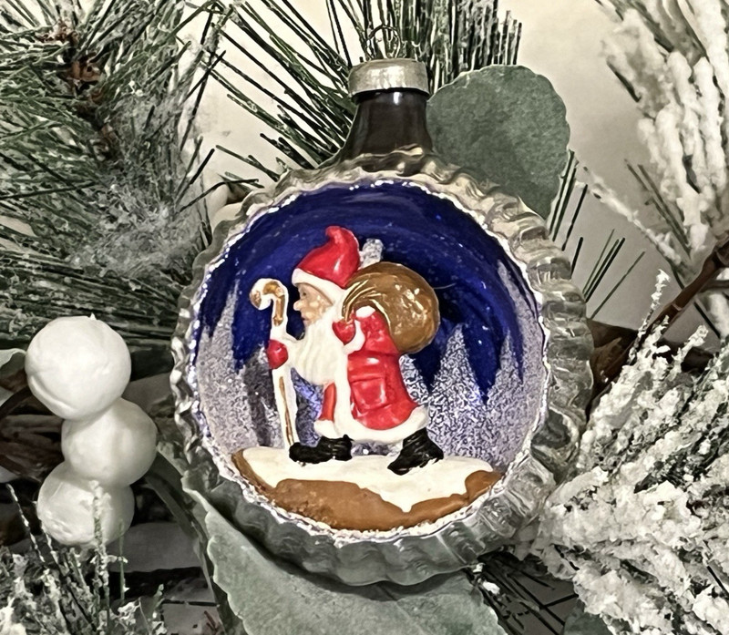 AWESOME 1950s Vtg Italian Ribbed "SANTA WALKING THRU SNOW" Diorama Ornament 2.5"