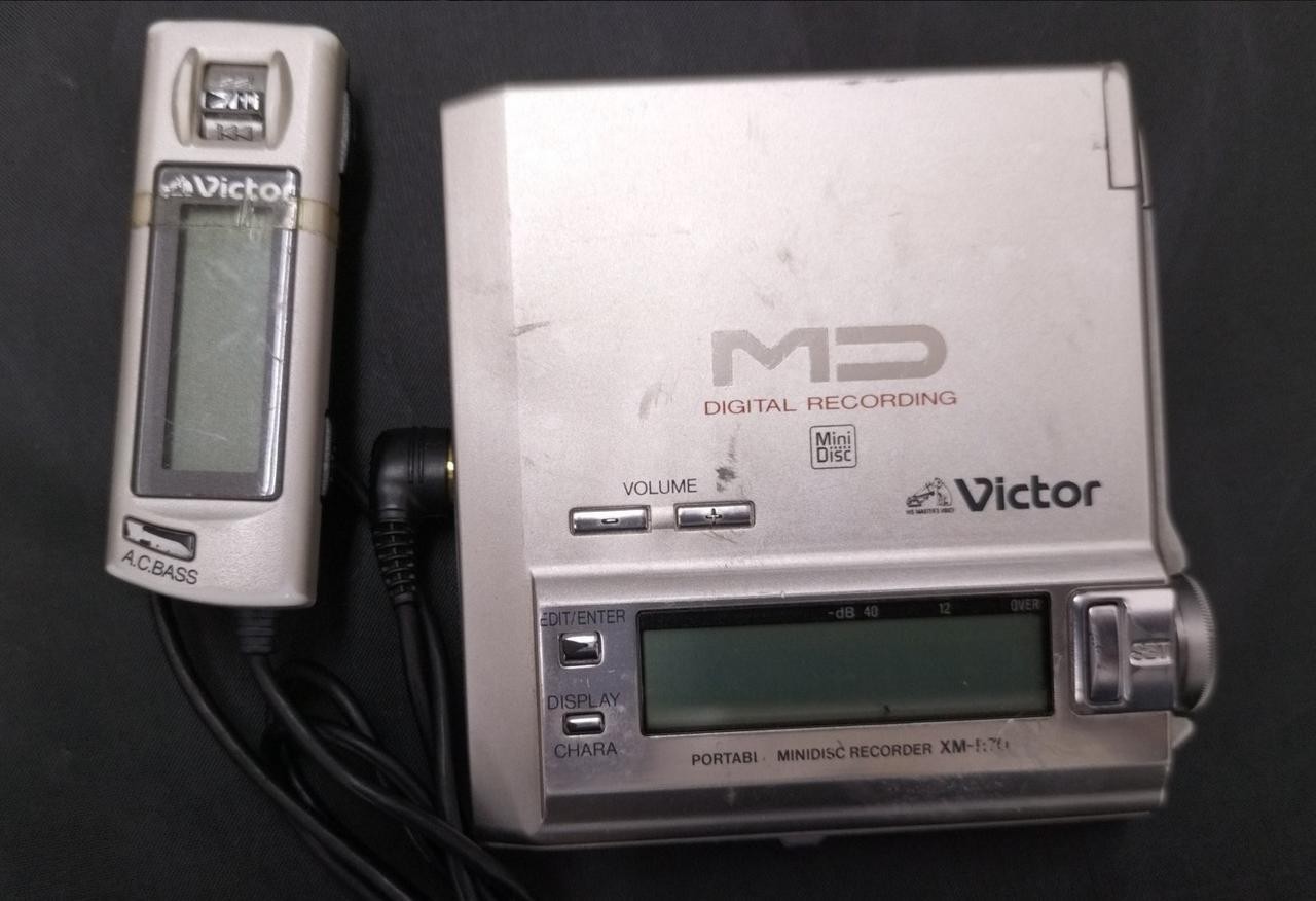 VICTOR XM-R70-S Portable MD Player